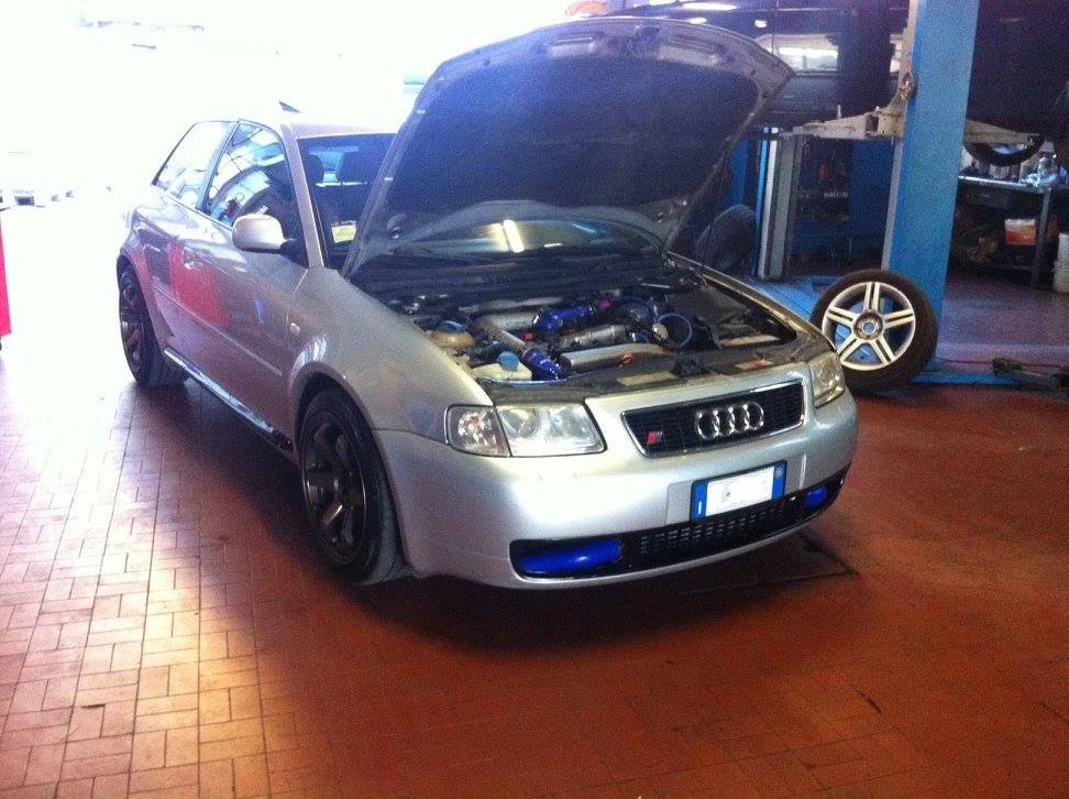 Vano motore di una vettura sportiva durante il tagliando in officina