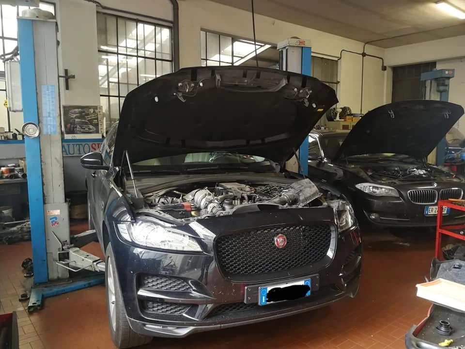 Due vetture sui ponti sollevatori durante il controllo in officina multimarca